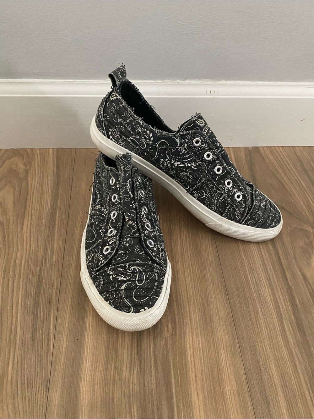 Corkys Ladies 10 Babalu black bandana sneakers